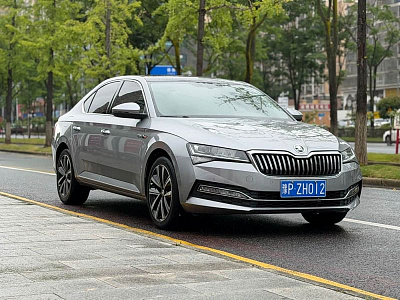 Skoda Superb 1.4 л 2022 г. Серебристо-серый, пробег 30000 км