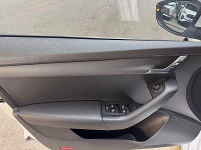 Skoda Octavia 1.5 л 2021 г. Белый, пробег 21000 км