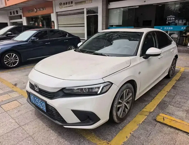 Honda Civic 1.5 л 2023 г. Белый, пробег 30000 км