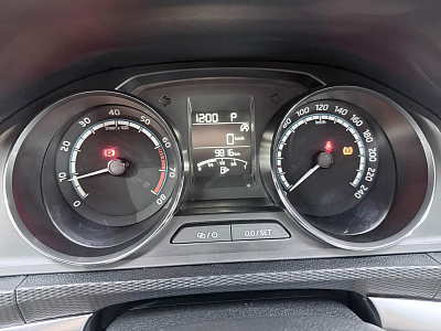 Skoda Kamiq 1.5 л 2023 г. желто-оранжевый, пробег 9800 км