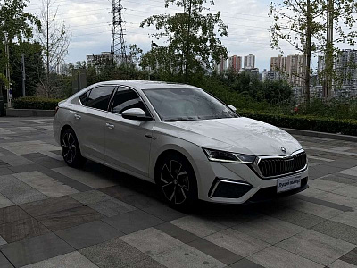 Skoda Octavia 1.4 л 2022 г. Белый, пробег 13300 км