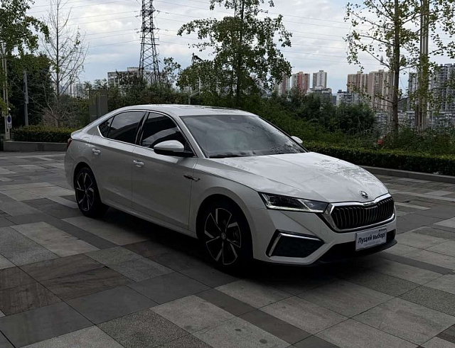 Skoda Octavia 1.4 л 2022 г. Белый, пробег 13300 км