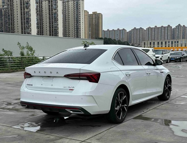Skoda Octavia 1.4 л 2023 г. Белый, пробег 23000 км