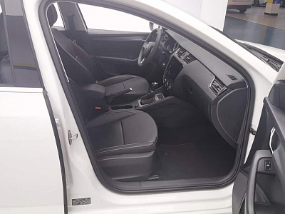 Skoda Octavia 1.5 л 2022 г. Белый, пробег 41700 км