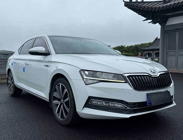 Skoda Superb 1.4 л 2023 г. Белый, пробег 41000 км