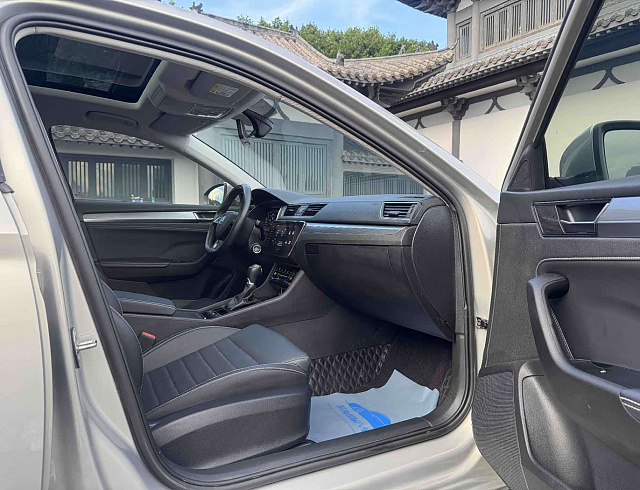 Skoda Superb 1.4 л 2022 г. желто-оранжевый, пробег 24000 км