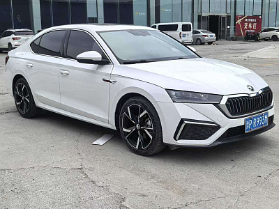 Skoda Octavia 1.4 л 2022 г. Белый, пробег 19000 км