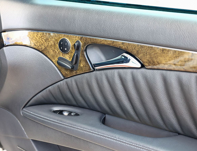 Mercedes-Benz E-Класс белый 2005