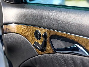 Mercedes-Benz E-Класс белый 2005
