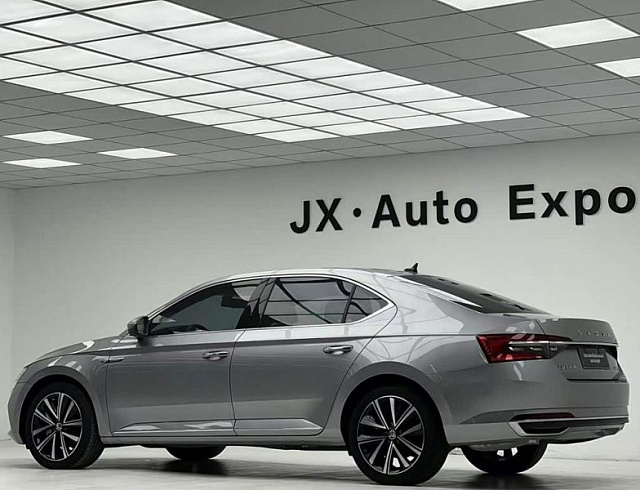 Skoda Superb 1.4 л 2023 г. Серебристо-серый, пробег 1000 км
