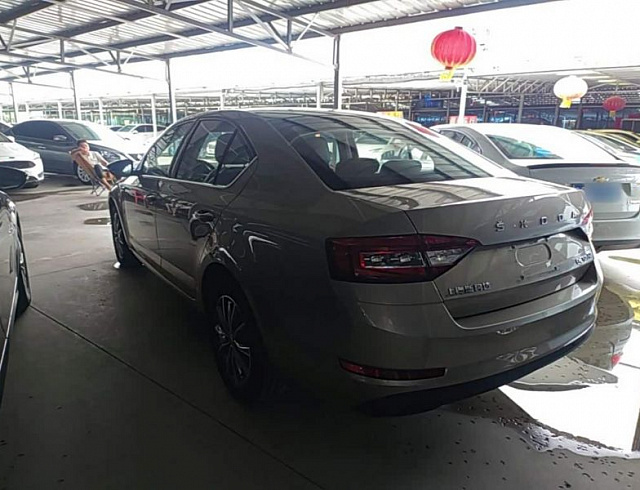 Skoda Octavia 1.5 л 2021 г. шампань/коричневый, пробег 27400 км