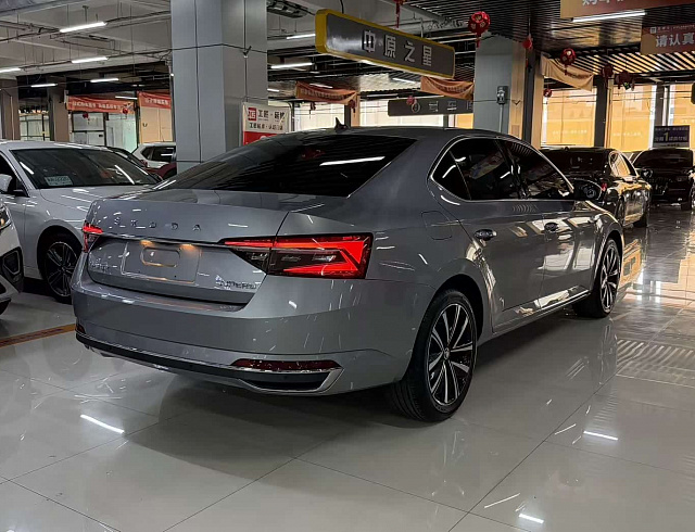 Skoda Superb 1.4 л 2023 г. Серебристо-серый, пробег 18000 км