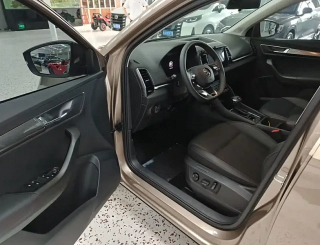 Skoda Karoq 1.4 л 2023 г. шампань/коричневый, пробег 18000 км