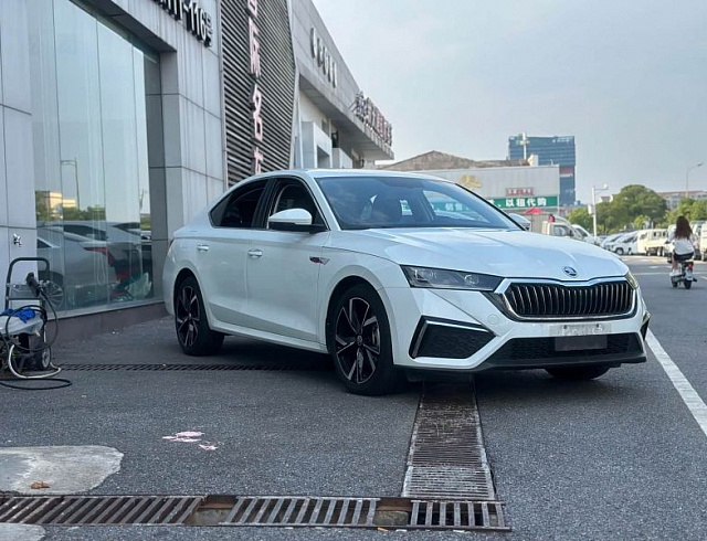 Skoda Octavia 1.4 л 2024 г. Белый, пробег 13000 км