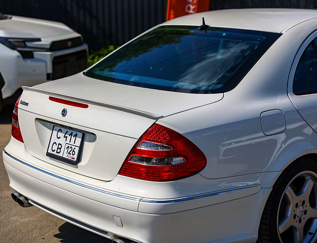 Mercedes-Benz E-Класс белый 2005