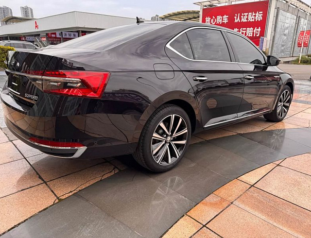 Skoda Superb 1.4 л 2023 г. Чёрный, пробег 30500 км