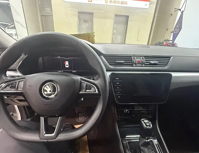 Skoda Superb 1.4 л 2023 г. Белый, пробег 49000 км