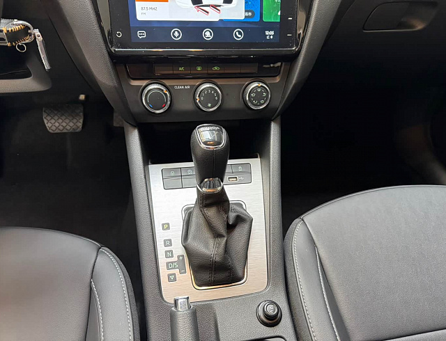 Skoda Octavia 1.5 л 2021 г. Белый, пробег 21000 км