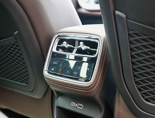 Geely Monjaro белый 2026