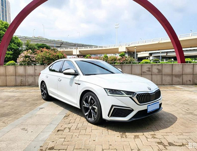 Skoda Octavia 1.4 л 2023 г. Белый, пробег 23000 км