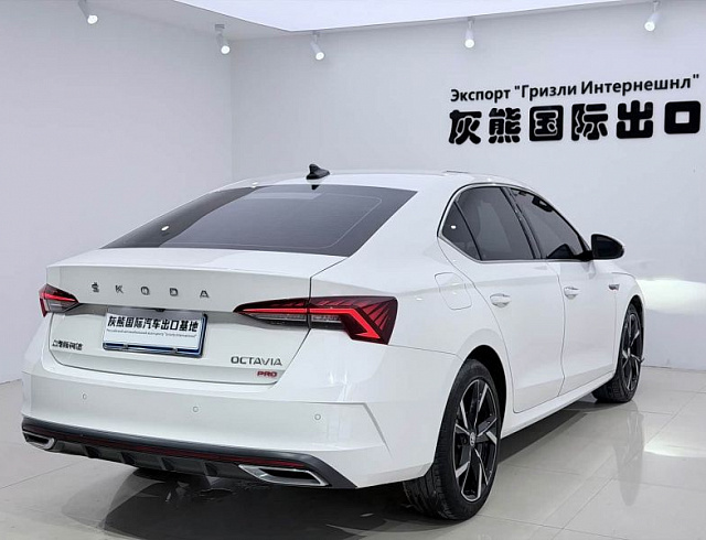 Skoda Octavia 1.4 л 2022 г. Белый, пробег 34000 км