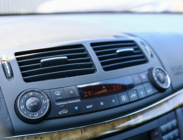 Mercedes-Benz E-Класс белый 2005
