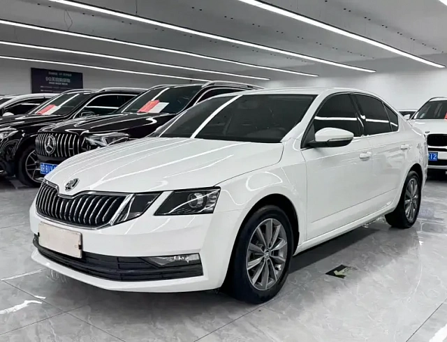Skoda Octavia 1.5 л 2022 г. Белый, пробег 40000 км