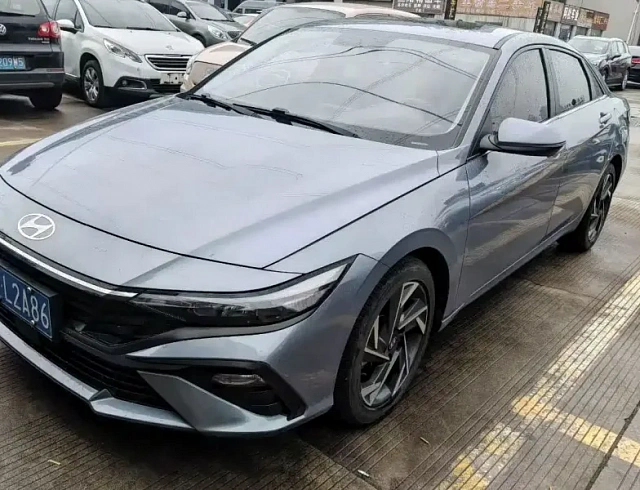 Hyundai Elantra 1.5 л 2024 г. Серебристо-серый, пробег 20000 км
