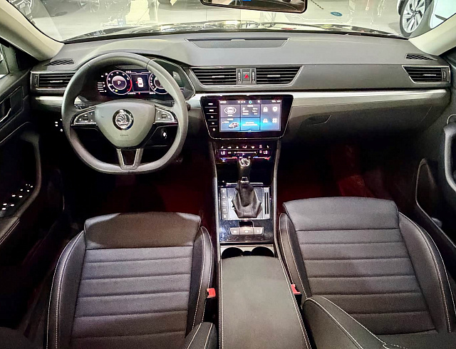Skoda Superb 1.4 л 2023 г. Чёрный, пробег 22000 км