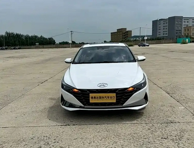 Hyundai Elantra 1.5 л 2023 г. Белый, пробег 17700 км