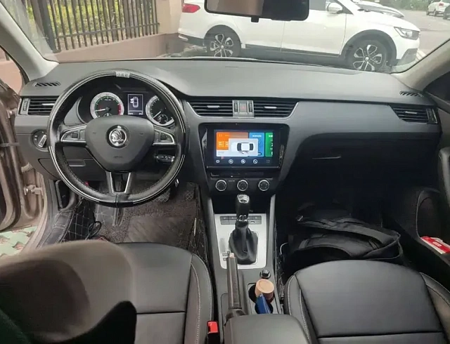 Skoda Octavia 1.5 л 2022 г. шампань/коричневый, пробег 32800 км