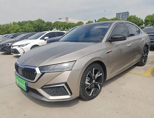 Skoda Octavia 1.4 л 2021 г. шампань/коричневый, пробег 5900 км