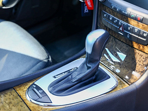 Mercedes-Benz E-Класс белый 2005