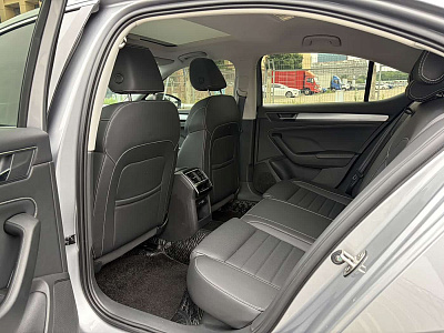 Skoda Superb 1.4 л 2023 г. Серебристо-серый, пробег 33000 км