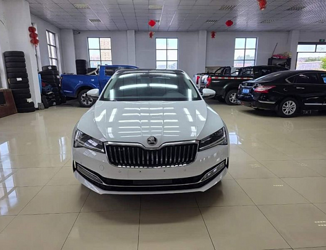 Skoda Superb 1.4 л 2023 г. Белый, пробег 6000 км