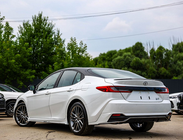 Toyota Camry белый 2026