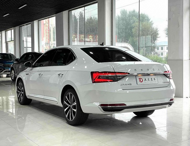 Skoda Superb 1.4 л 2023 г. Белый, пробег 20099 км