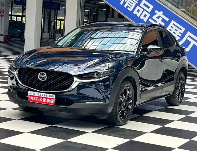 Mazda CX-30 2.0 л 2023 г. Голубой, пробег 17000 км