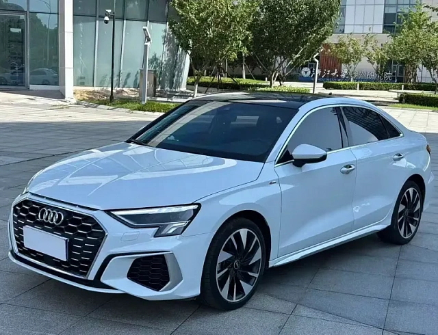 Audi A3 1.4 л 2023 г. Белый, пробег 39000 км
