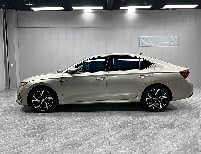 Skoda Octavia 1.4 л 2023 г. желто-оранжевый, пробег 49000 км
