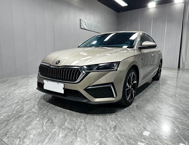 Skoda Octavia 1.4 л 2023 г. желто-оранжевый, пробег 49000 км
