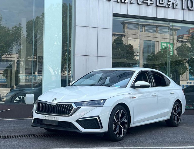 Skoda Octavia 1.4 л 2024 г. Белый, пробег 13000 км