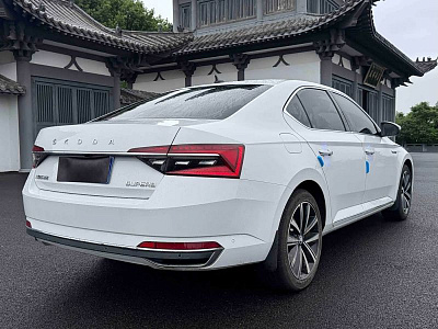 Skoda Superb 1.4 л 2023 г. Белый, пробег 41000 км