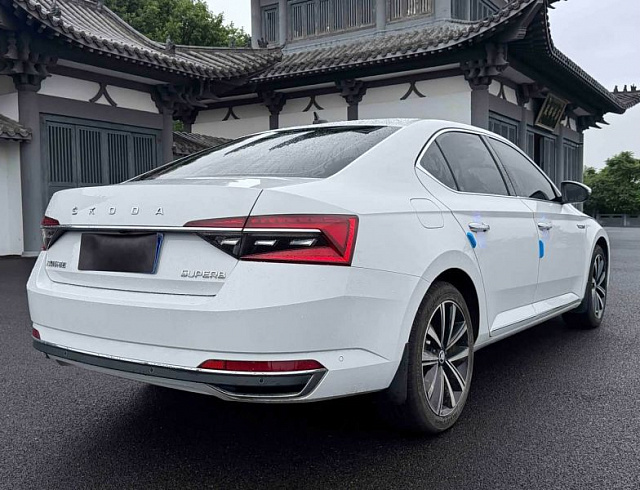 Skoda Superb 1.4 л 2023 г. Белый, пробег 41000 км