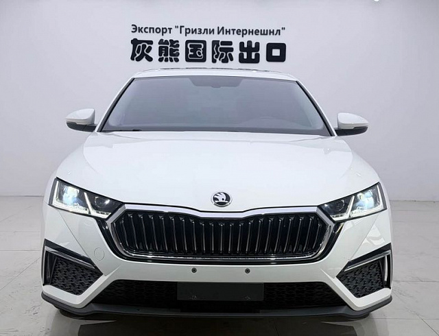 Skoda Octavia 1.4 л 2023 г. Белый, пробег 21000 км