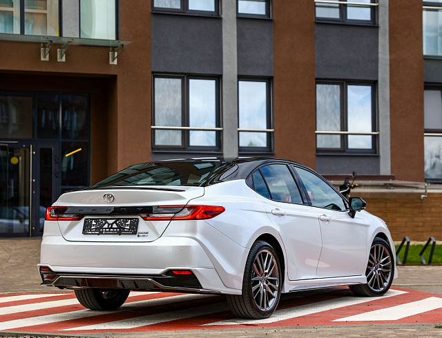 Toyota Camry белый 2026