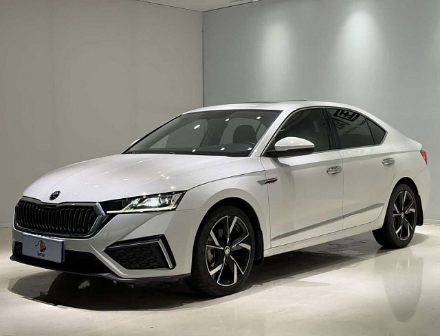 Skoda Octavia 1.4 л 2022 г. Белый, пробег 29000 км