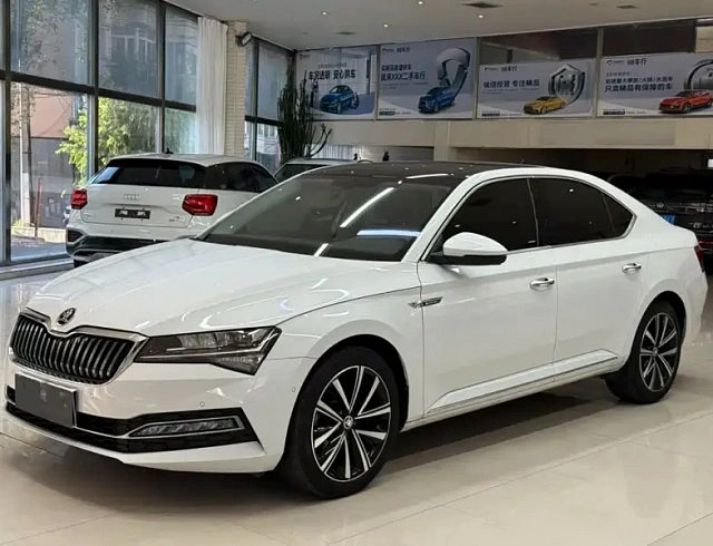 Skoda Superb 1.4 л 2024 г. Белый, пробег 37000 км