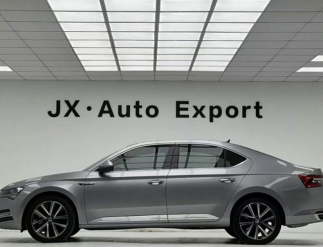 Skoda Superb 1.4 л 2023 г. Серебристо-серый, пробег 1000 км