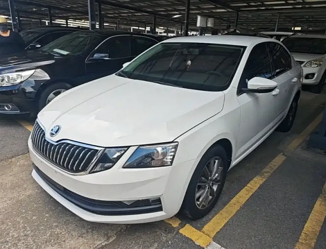 Skoda Octavia 1.5 л 2022 г. Белый, пробег 45400 км